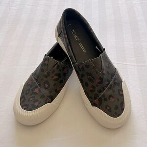 TOMS Women’s Fenix tarmac olive leopard print slip on matte canvas sneakers